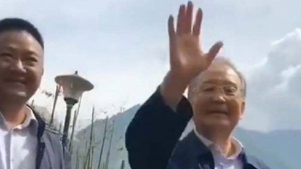 温家宝汶川探望震后灾民惹外界关注2