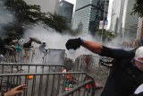 612-13香港“反送中”集会中，警察向人群发射催泪弹 (AP)