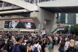 612-13香港市民大多面带口罩，聚集在添美道与夏悫道附近。