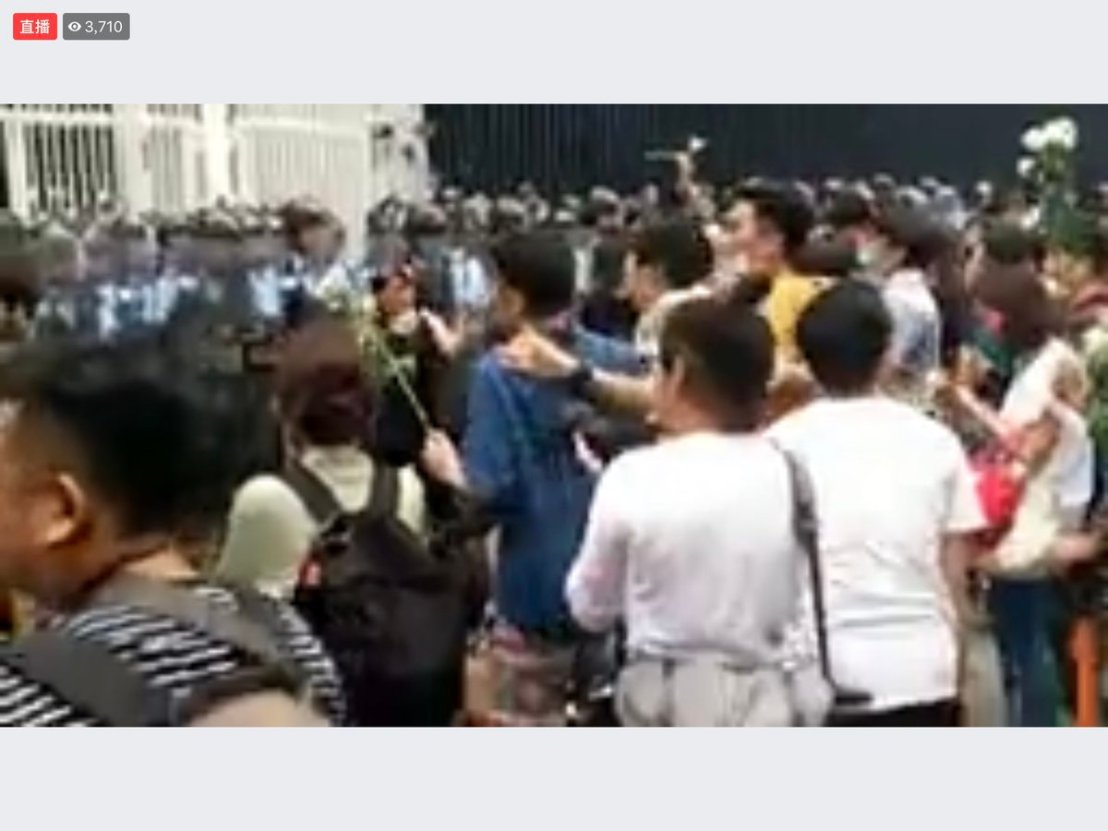 612年輕人用鮮花和圣歌，對抗盾牌和警棍1