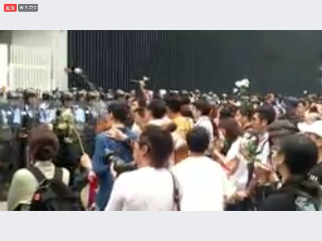 612年輕人用鮮花和圣歌，對抗盾牌和警棍2