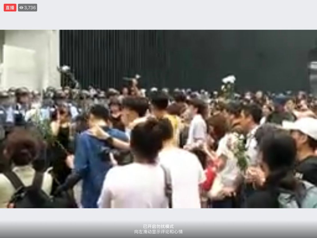 612年輕人用鮮花和圣歌，對抗盾牌和警棍3