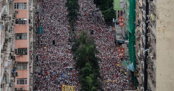 中国官媒刻意淡化香港大游行