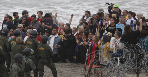 特朗普宣布与墨西哥达成协议，可避免加征关税