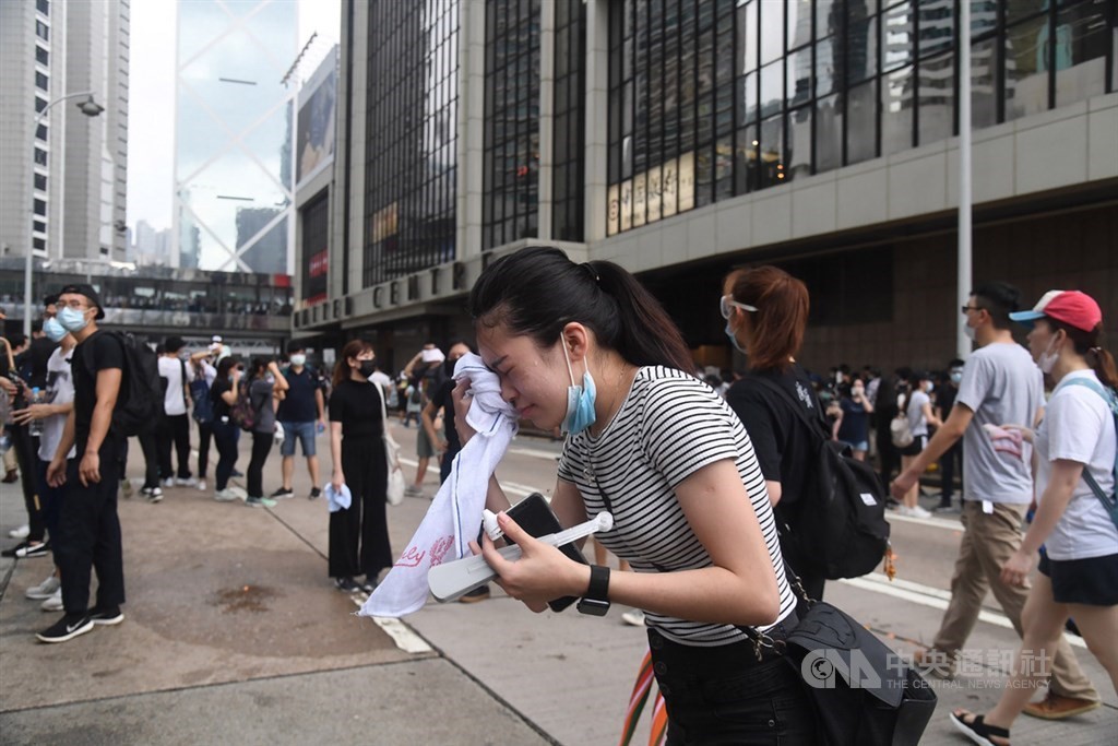 香港警方動用催淚彈橡膠彈清場3
