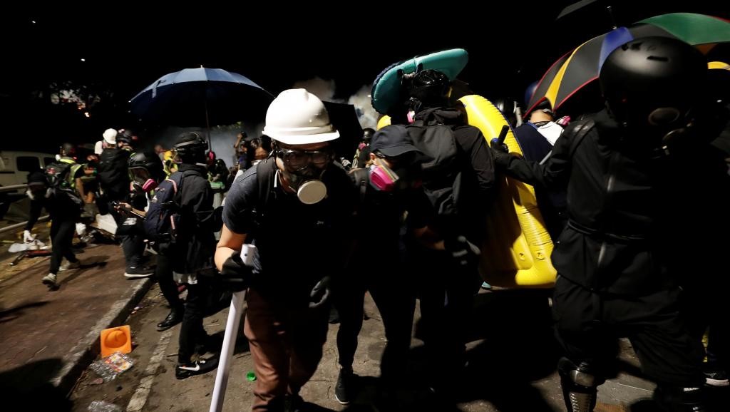 港警首冲校园 中大校长段崇智中催泪弹1