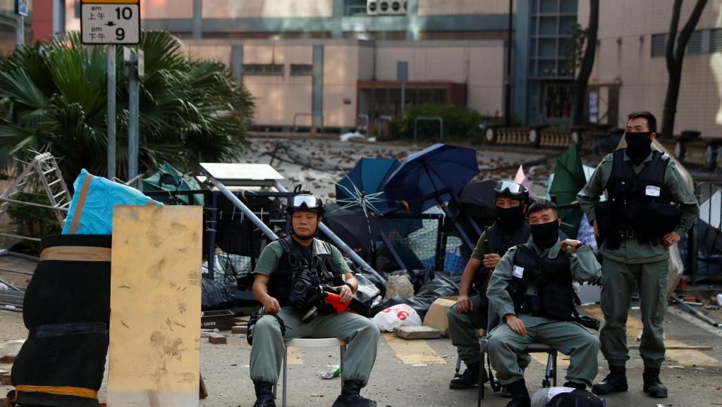 香港理大仍有示威者固守 警方伺机抓捕