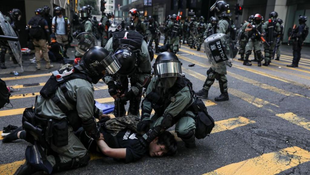 la-police-immobilise-un-manifestant-durant-une-action-de-bloquage-des-rues-dans-le-quartier-central-de-hong-kong-le-13-novembre-2019_6231172